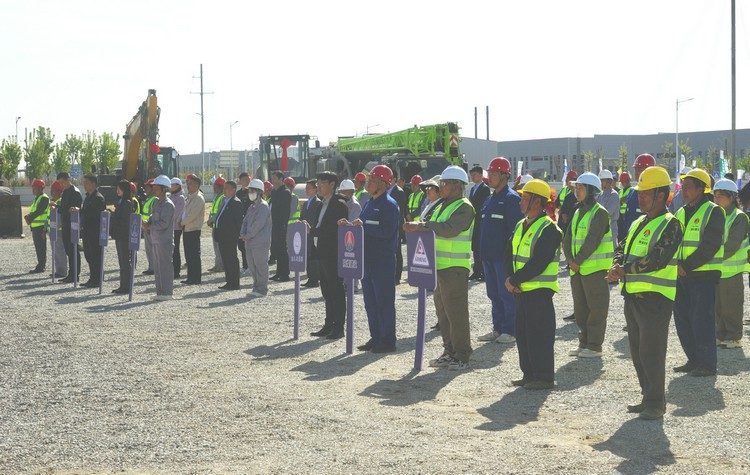 圖為參加開(kāi)工儀式的各單位代表列隊站立會(huì )場(chǎng)，周永忠攝_副本.JPG