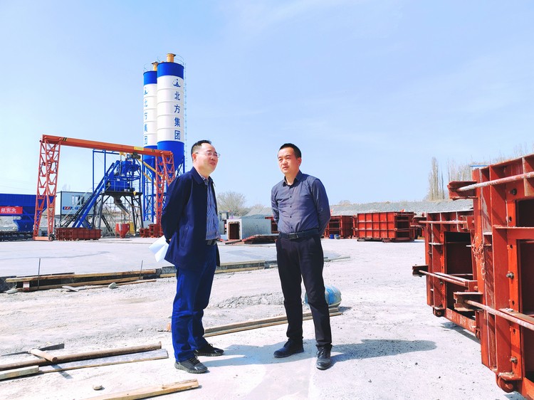 0414 ---（機械）--【抓進(jìn)度 鼓干勁】領(lǐng)導視察一線(xiàn)，心系施工進(jìn)度1_副本.jpg